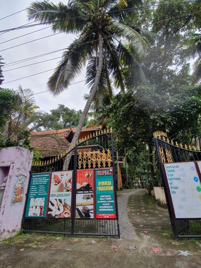 Thriphala Ayurveda Yogashram Apartamento Thiruvananthapuram Exterior foto